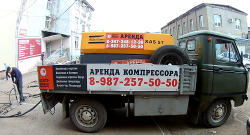 Компрессор с отбойными молотками для ремонта дорожного полотна